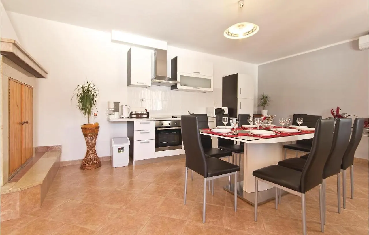 Holiday home Stunning Home In Frkeci With Kitchen Barban