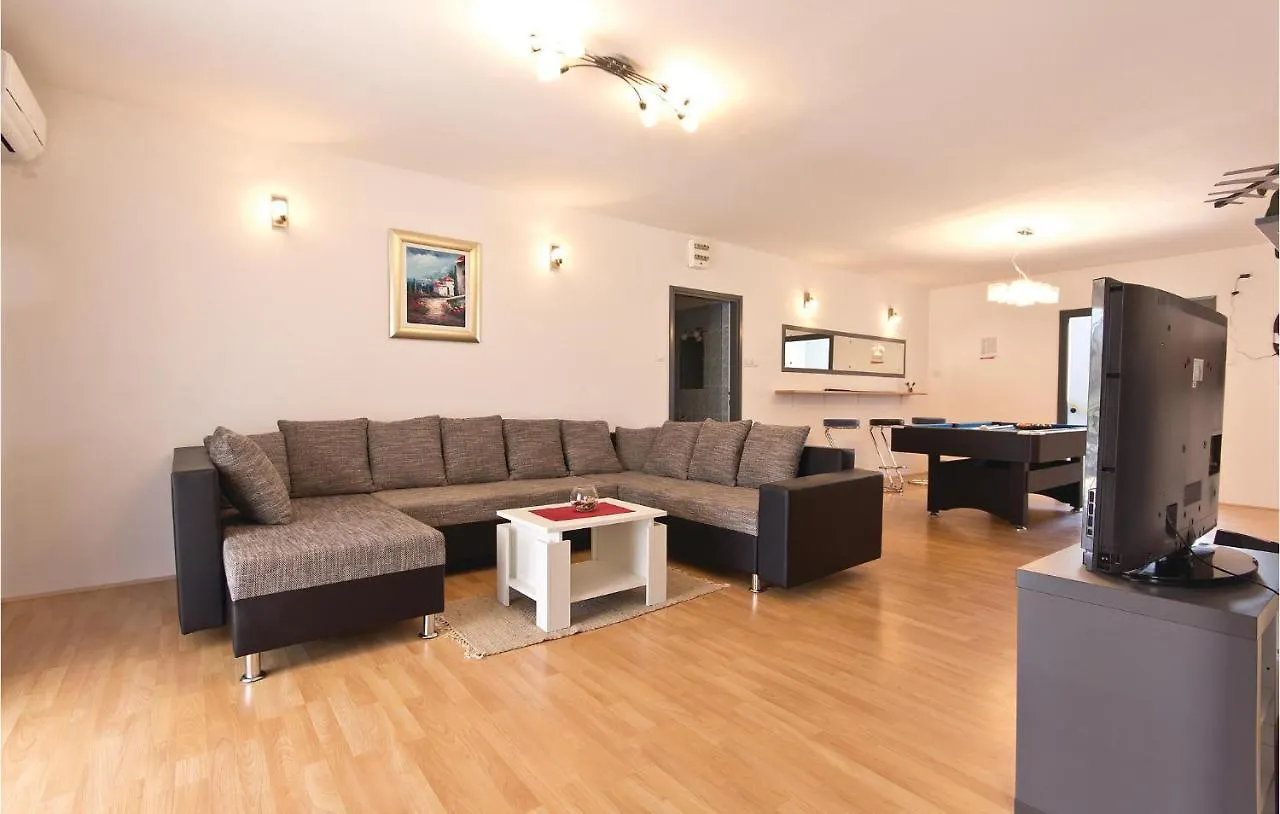 Stunning Home In Frkeci With Kitchen Barban 0*,