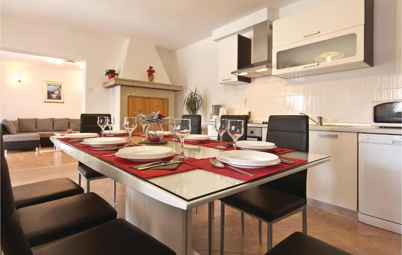 Stunning Home In Frkeci With Kitchen Barban Croatia